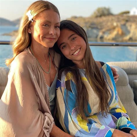 Kelly Ripa Reacts to Daughter Lola Consuelos Posting Topless。